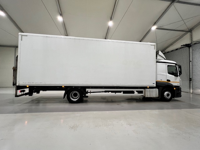 Mercedes Actros 1824 4×2 Sleeper Cab Box Van