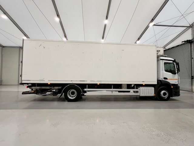 Mercedes Antos 1827 Day Cab Fridge Box
