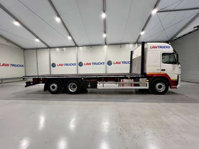 Volvo FM 330 6×2 Rear Lift Sleeper Cab Flatbed