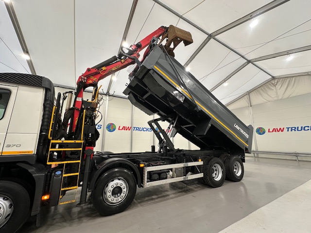 Volvo FM 370 8×4 Steel Tipper Grab