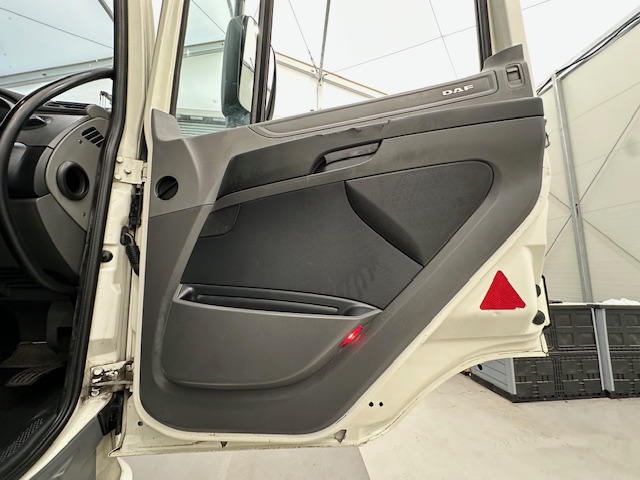 DAF  CF 290 6×2 Rear Steer Fridge Box