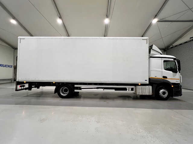 Mercedes Actros 1824 4×2 Sleeper Cab Box Van
