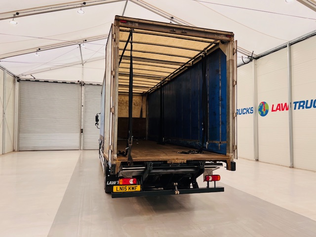 DAF CF 220 4×2 Sleeper Cab Curtainsider