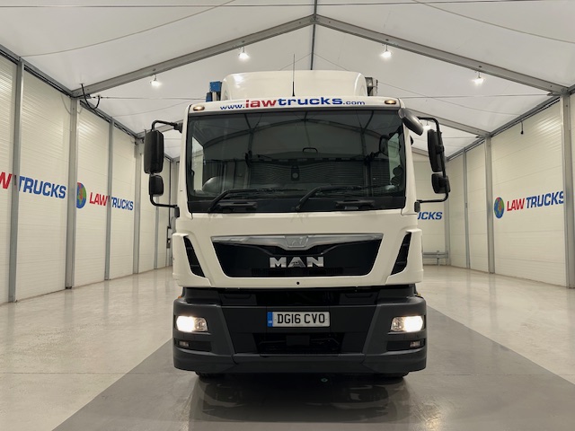 MAN TGM 18.250 4×2 Sleeper Cab Curtainsider