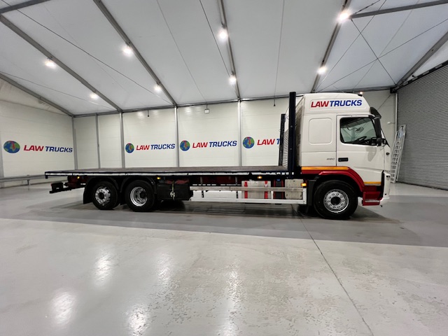 Volvo FM 330 6×2 Rear Lift Sleeper Cab Flatbed