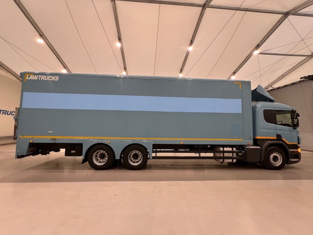 Scania P320 6×2 10 Tyre Rear Lift Insulated Box Van