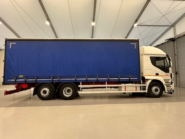 Iveco Stralis 360 6×2 Rear Steer Curtainsider