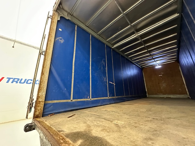 DAF CF 330 6×2 Rear Lift Sleeper Cab Curtainsider