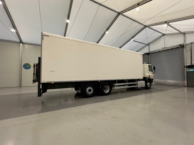 DAF CF 330 6×2 Sleeper Cab Fridge Box