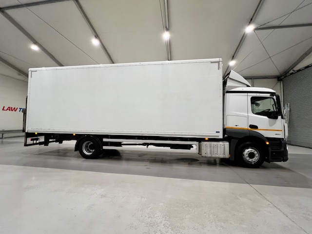 Mercedes Actros 1824 4×2 Sleeper Cab Box Van