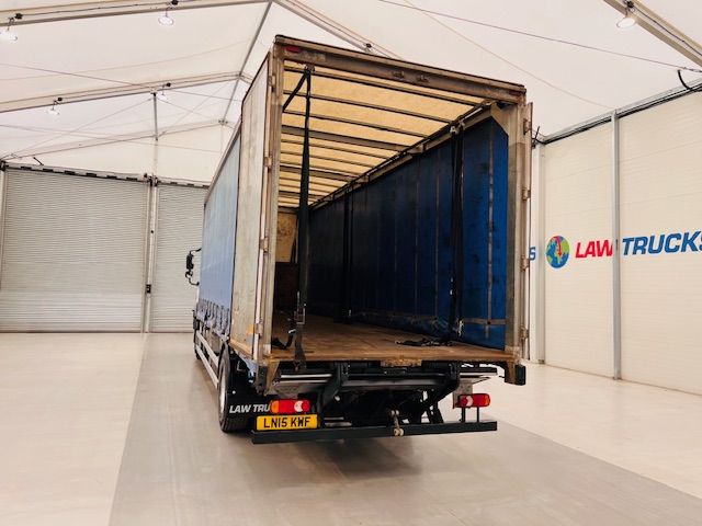 DAF CF 220 4×2 Sleeper Cab Curtainsider