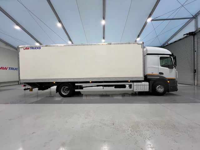 Mercedes Actros 1824 4×2 Sleeper Cab Box Van