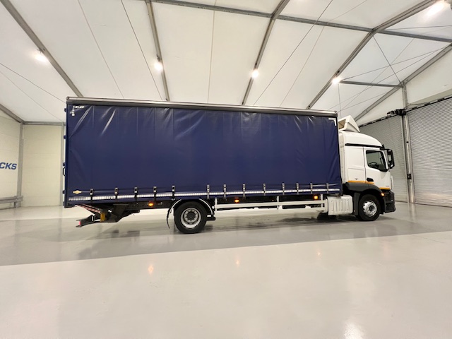 Mercedes Actros 1824 Sleeper Cab Curtainsider