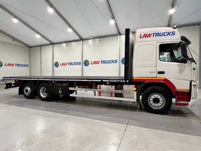 Volvo FM 330 6×2 Rear Lift Sleeper Cab Flatbed
