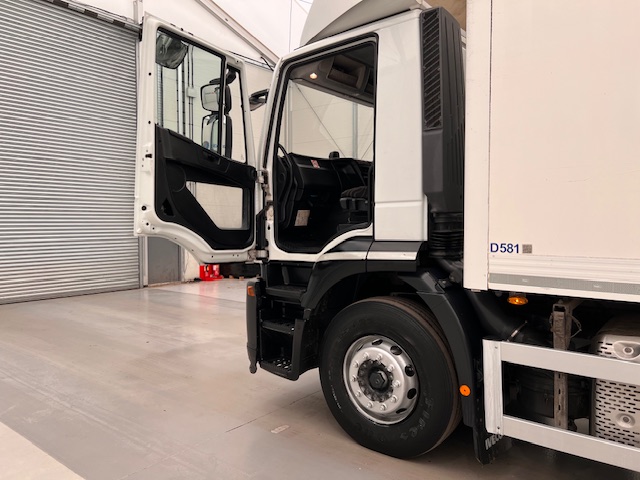 Iveco Stralis 310 AT 6×2 Box Van