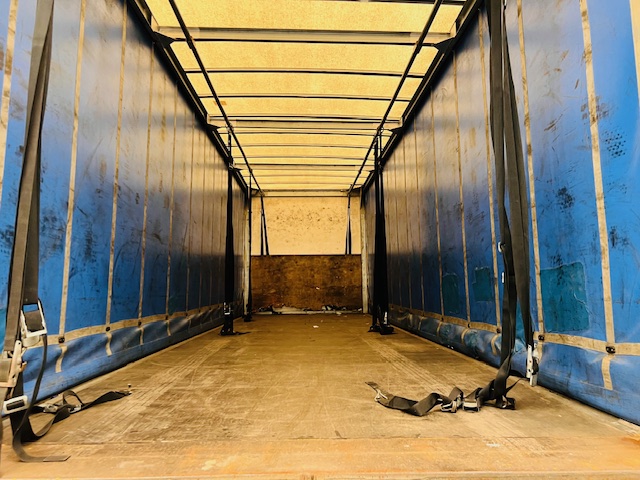 DAF CF 220 4×2 Sleeper Cab Curtainsider