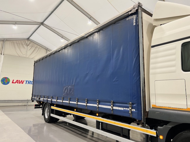 MAN TGM 18.250 4×2 Sleeper Cab Curtainsider