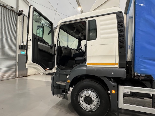 MAN TGM 18.250 4×2 Sleeper Cab Curtainsider