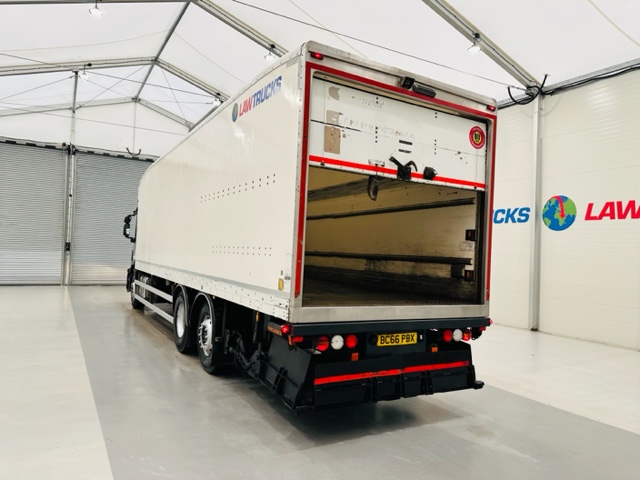 Iveco Stralis 310 Euro 6 6×2 Box Van