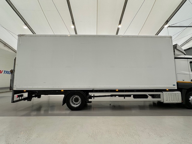 Mercedes Actros 1824 4×2 Sleeper Cab Box Van