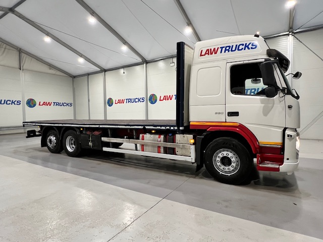 Volvo FM 330 6×2 Rear Lift Sleeper Cab Flatbed