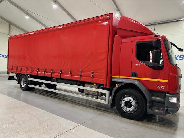 DAF LF 250 Sleeper Cab Curtainsider