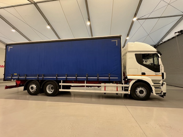 Iveco Stralis 360 6×2 Rear Steer Curtainsider
