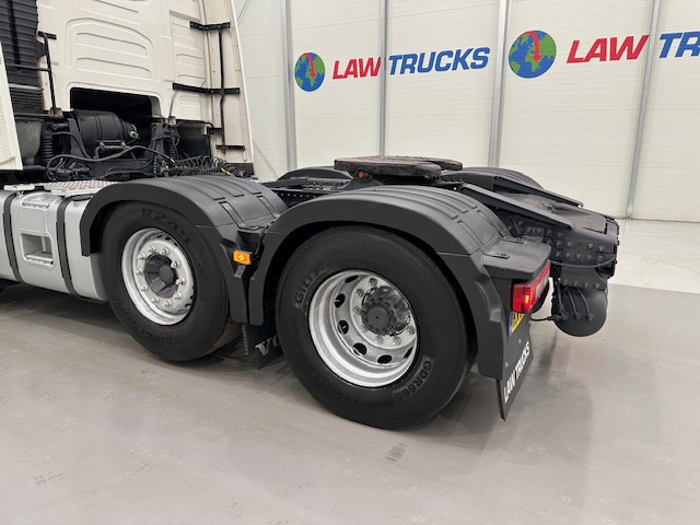 Volvo FH 460 Euro 5 6×2 Tractor Unit Safari Edition