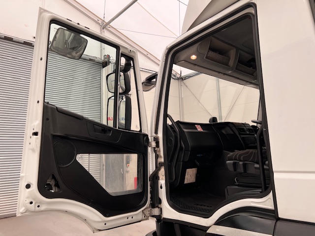 Iveco Stralis 310 AT 6×2 Box Van