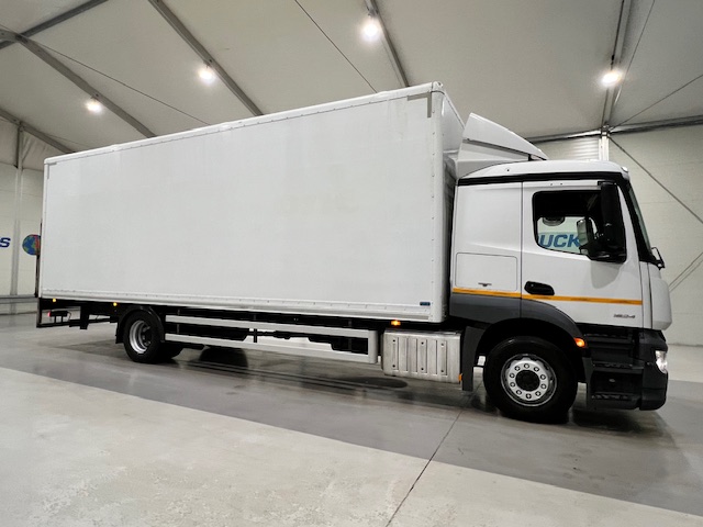 Mercedes Actros 1824 4×2 Sleeper Cab Box Van