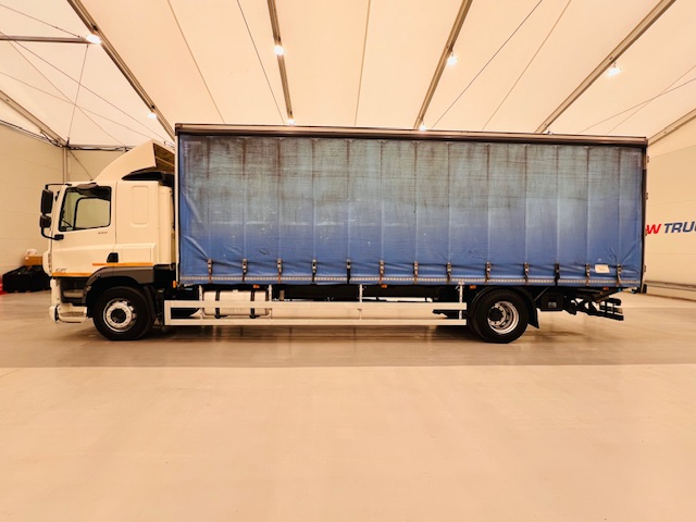 DAF CF 220 4×2 Sleeper Cab Curtainsider