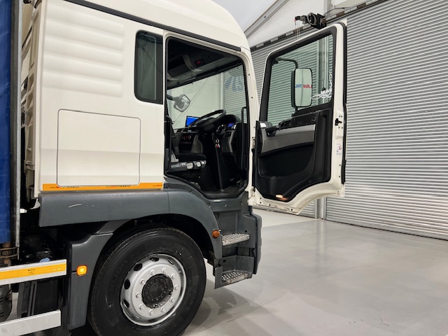MAN TGM 18.250 4×2 Sleeper Cab Curtainsider