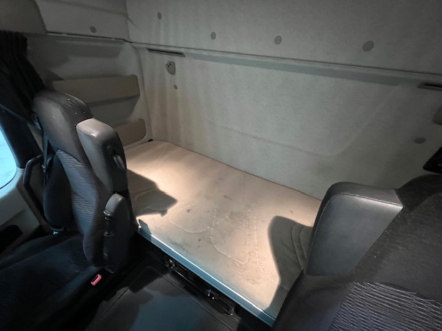 Mercedes Actros 2530 6×2 Sleeper Cab Curtainsider