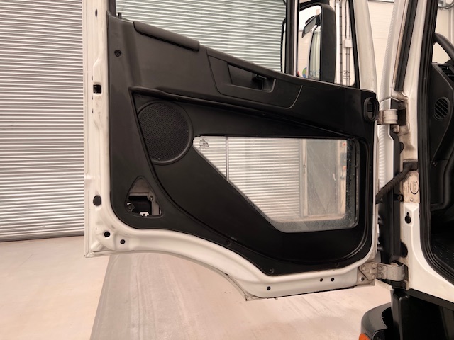 Iveco Stralis 310 AT 6×2 Box Van