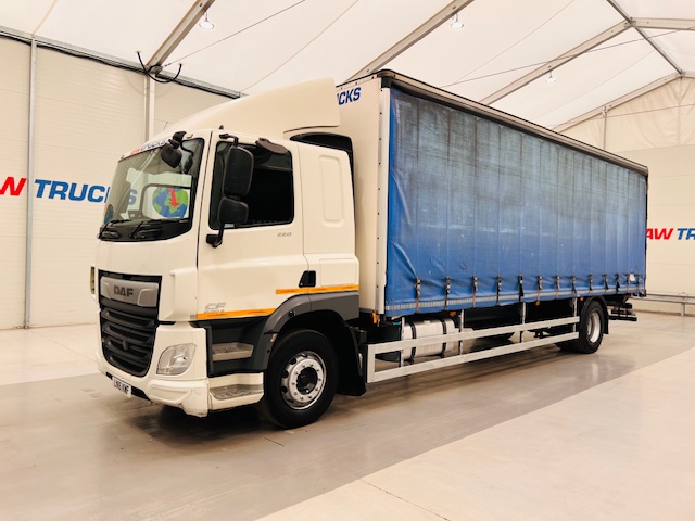 DAF CF 220 4×2 Sleeper Cab Curtainsider