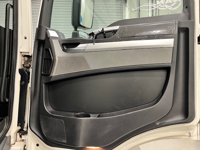 MAN TGM 18.250 4×2 Sleeper Cab Curtainsider