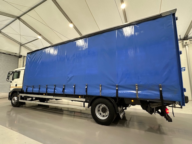 MAN TGM 18.250 4×2 Sleeper Cab Curtainsider