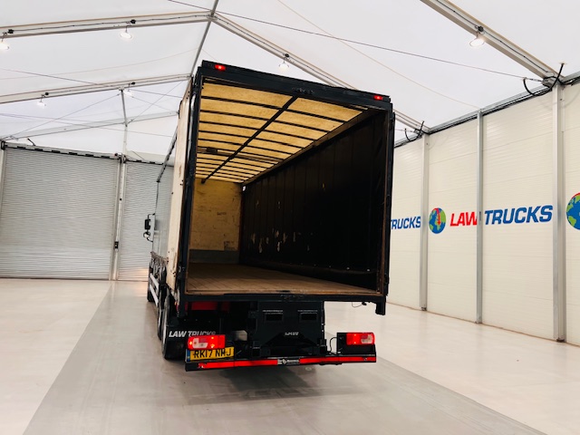 DAF CF 330 6×2 Rear Lift Sleeper Cab Curtainsider