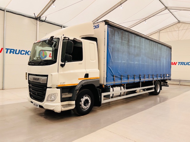 DAF CF 220 4×2 Sleeper Cab Curtainsider