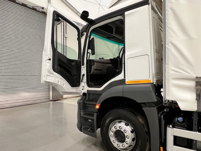 Mercedes Actros 1824 Day Cab Curtainsider