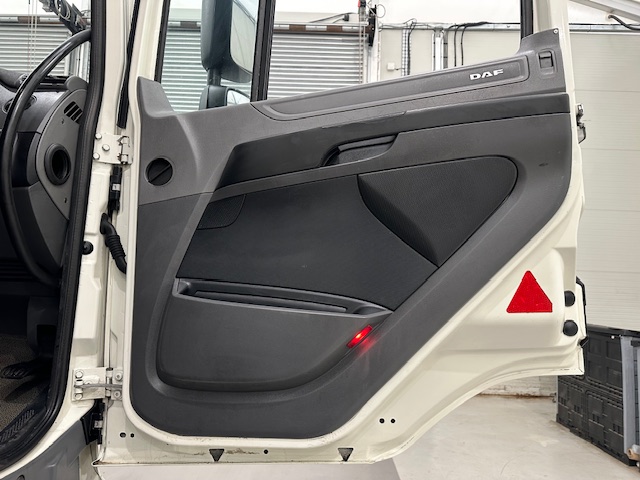 DAF CF 290 6×2 Rear Steer Fridge Box