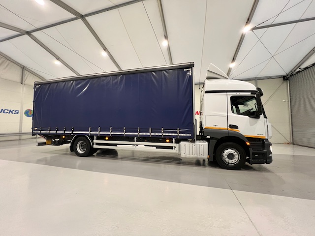 Mercedes Actros 1824 Sleeper Cab Curtainsider
