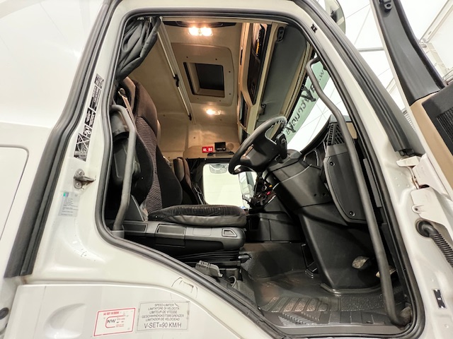 Mercedes Actros 1824 4×2 Sleeper Cab Curtainsider