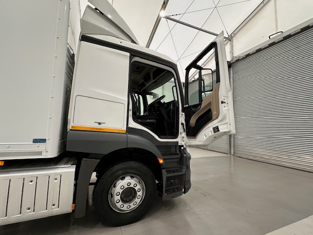 Mercedes Actros 1824 4×2 Sleeper Cab Box Van