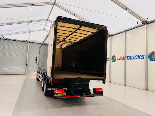 DAF CF 330 6×2 Rear Lift Sleeper Cab Curtainsider