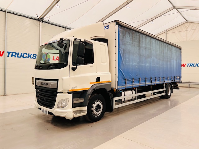 DAF CF 220 4×2 Sleeper Cab Curtainsider