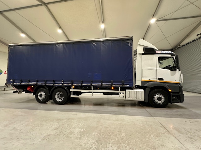 Mercedes Actros 2530 6×2 Sleeper Cab Curtainsider
