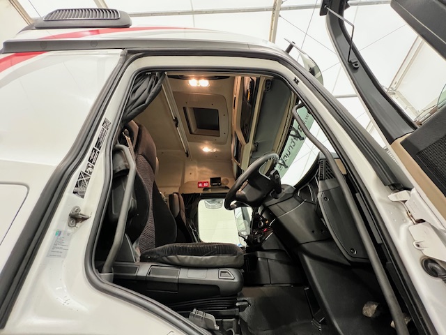 Mercedes Actros 1824 4×2 Sleeper Cab Curtainsider
