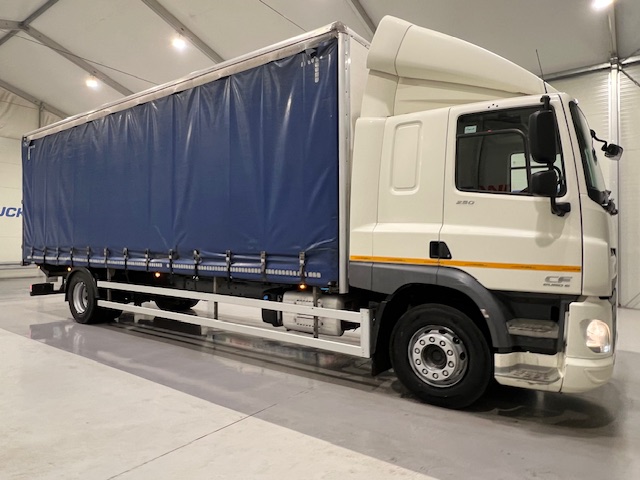 DAF CF 250 4×2 Sleeper Cab Curtainsider