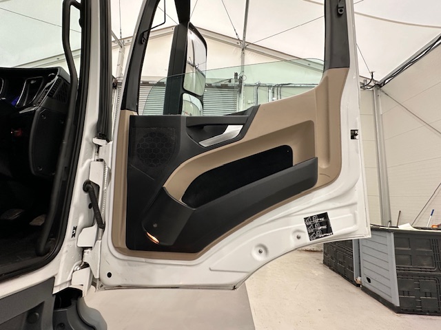 Mercedes Actros 1824 4×2 Sleeper Cab Box Van